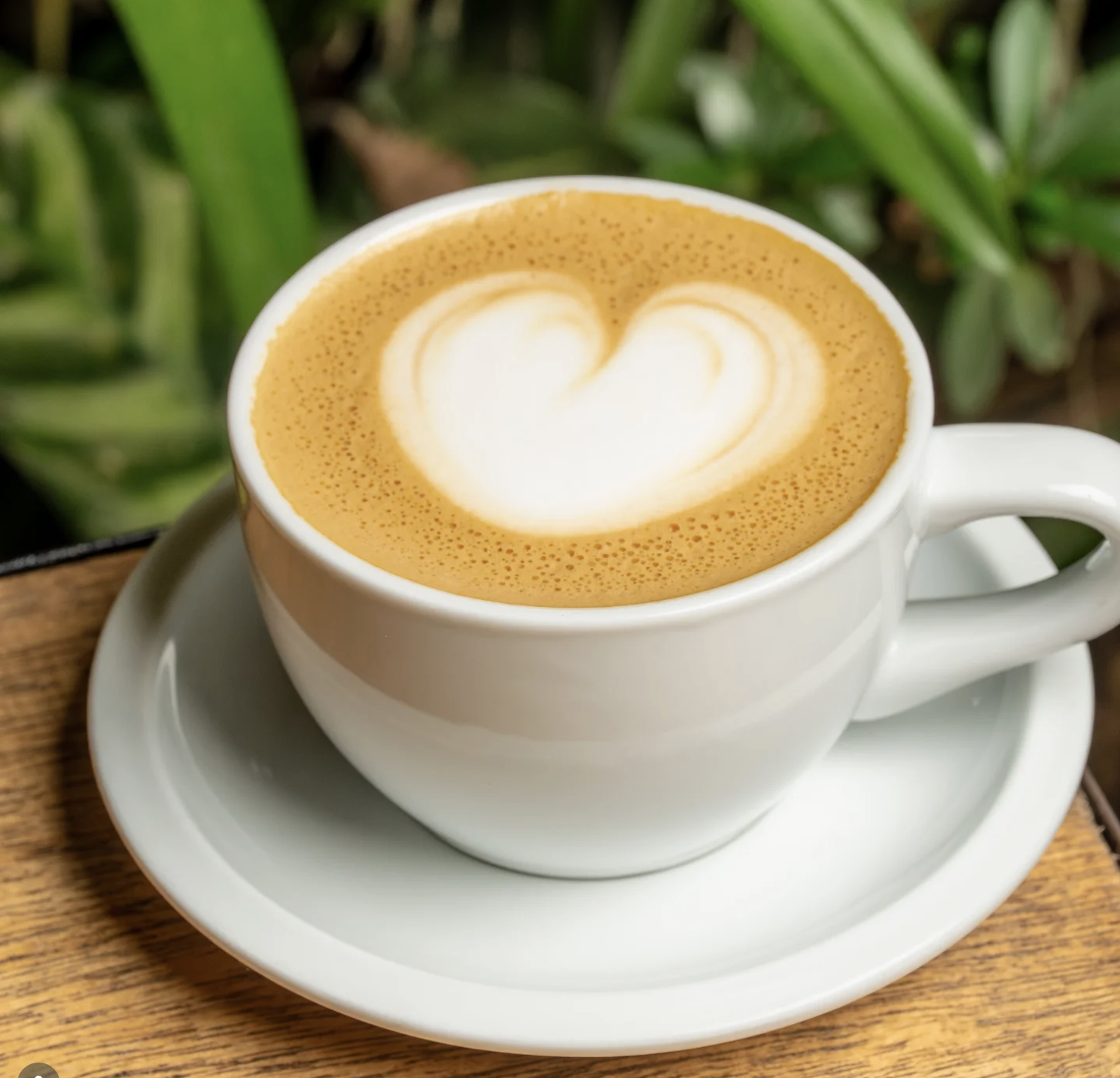 Cappuccino con arte latte en forma de corazón