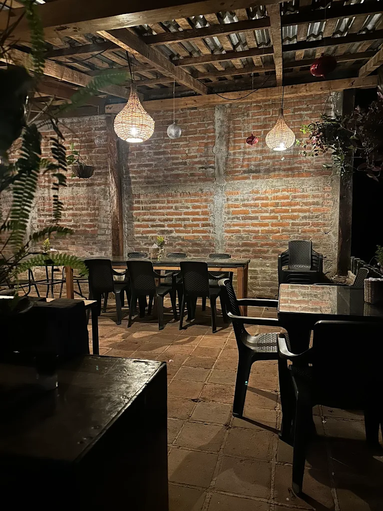 Comedor íntimo con paredes de ladrillo y lámparas colgantes