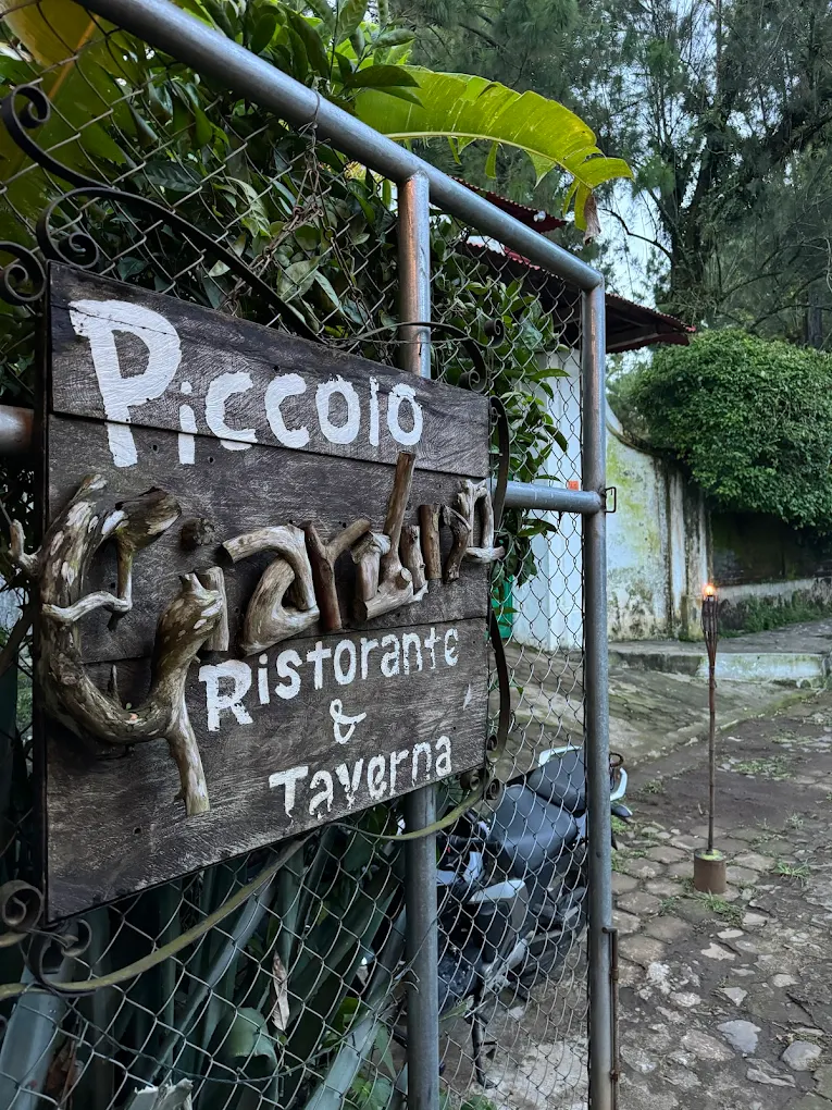 Letrero rústico de Piccolo Giardino en la entrada