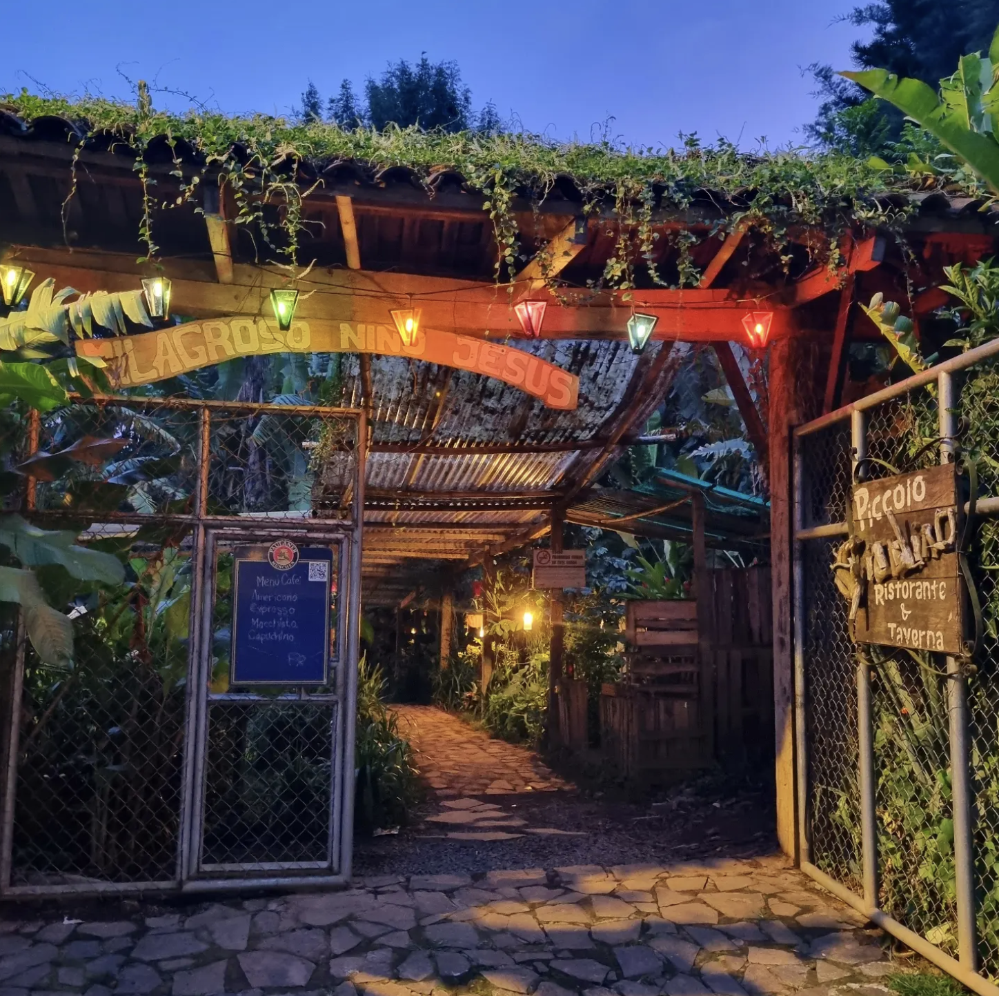 Sendero de jardín tropical con faroles al atardecer
