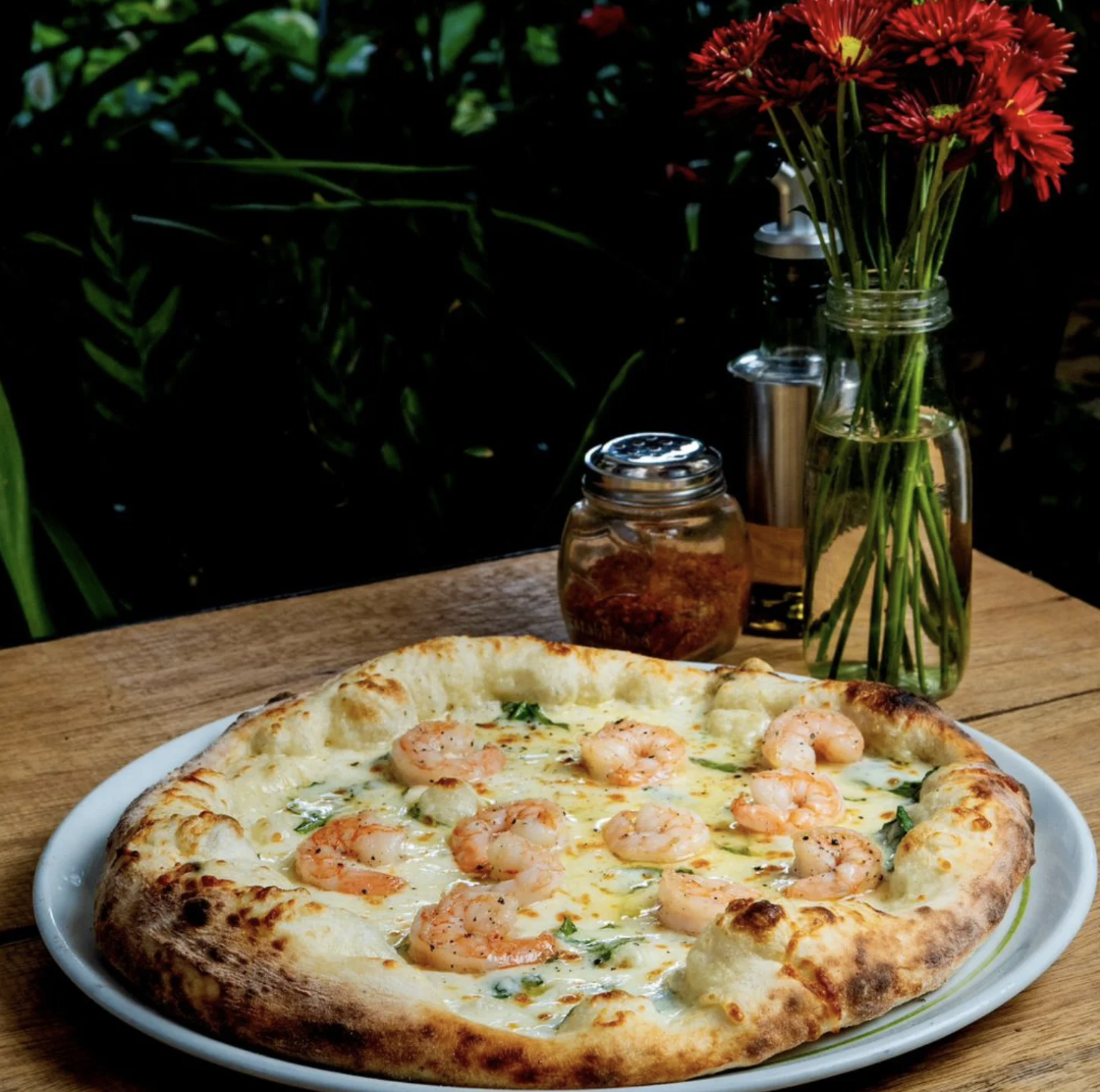 Pizza Bianca con camarones y espinaca