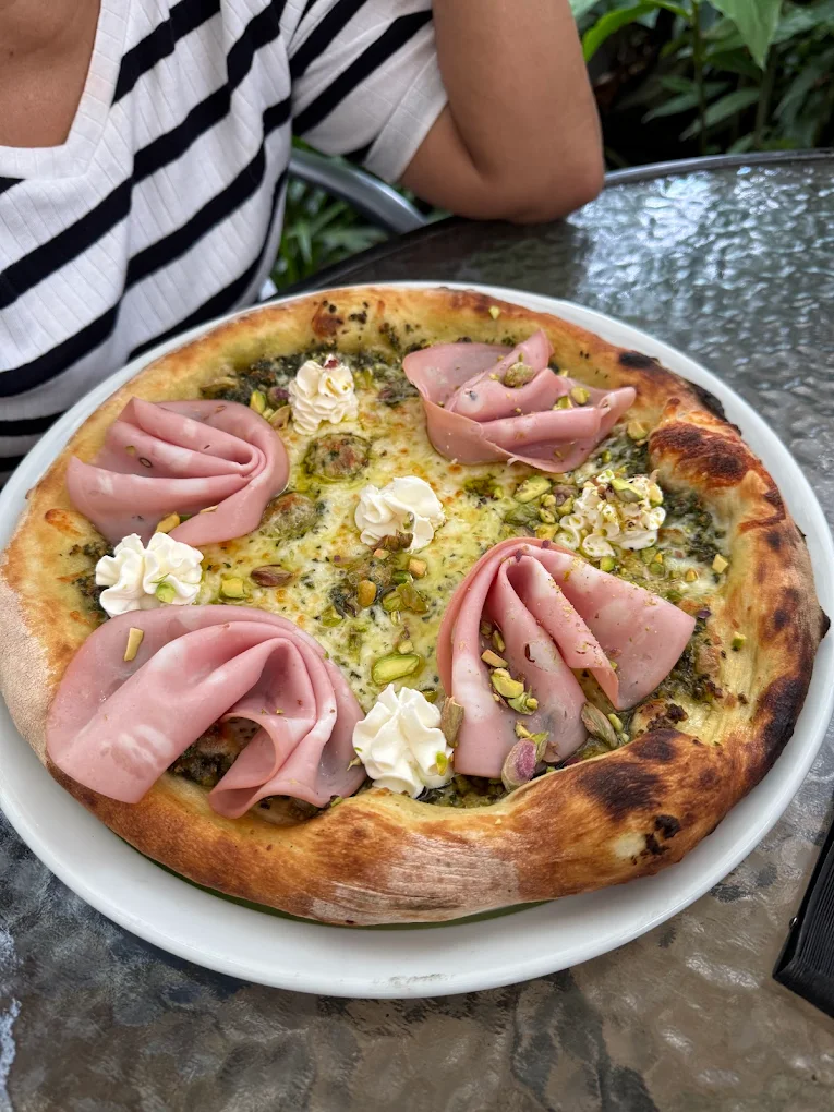 Pizza Mortadella Pistacho con rosas de mortadella y ricotta